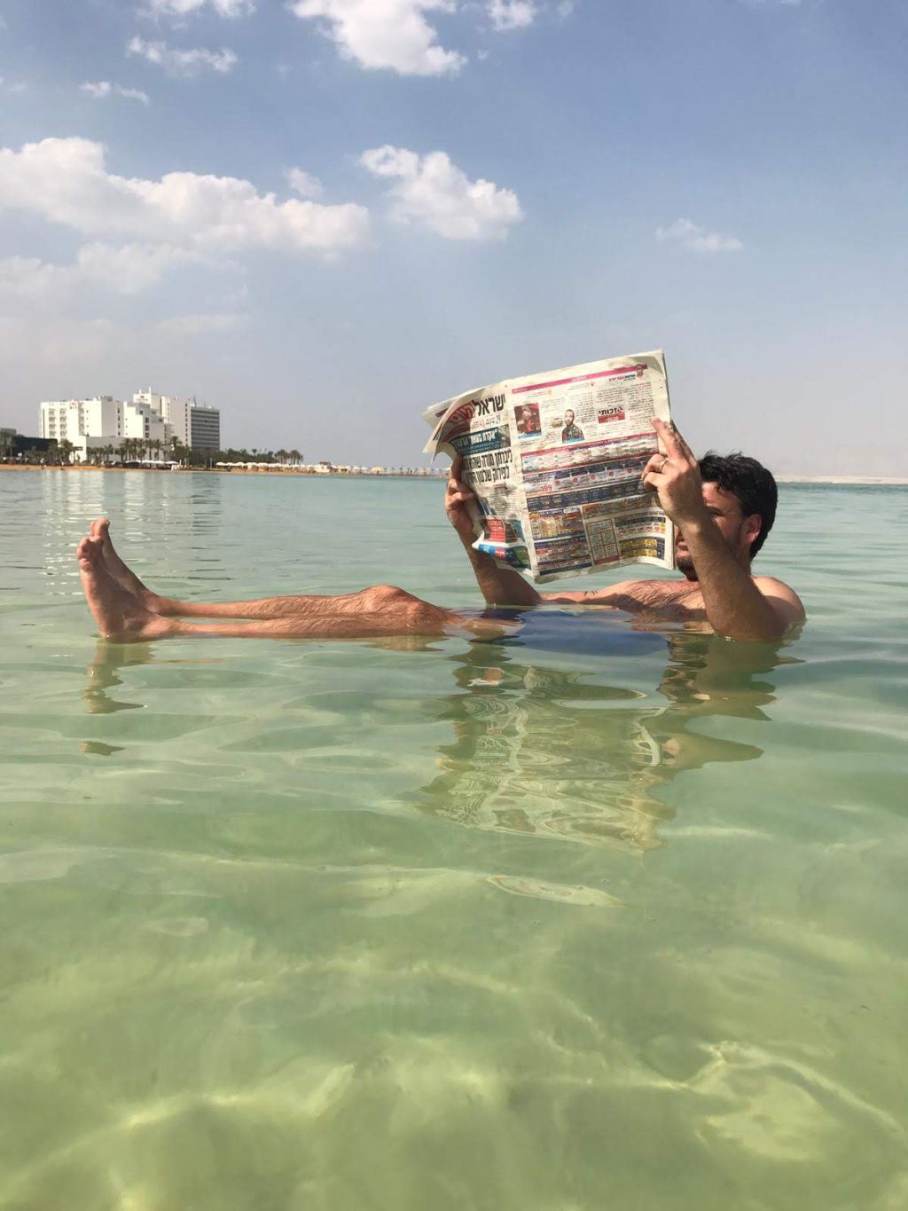 Eduardo que eso de flotar en el Mar Muerto no es mito...es lo denso de la sal que te sostiene. Eduardo que eso de flotar en el Mar Muerto no es mito...es lo denso de la sal que te sostiene.