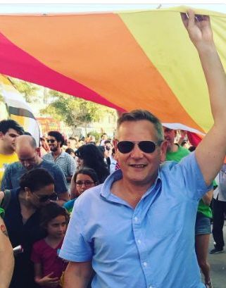 Nitzan Horowitz en la marcha de orgullo gay en Beer Sheba (Foto: cuenta de Twitter)