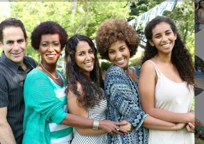 Ari y Natmar Hillel co sus tres hijas Ari y Natmar Hillel co sus tres hijas