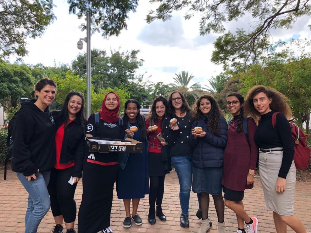 Los estudiantes judíos y árabes distribuyen sufganiot durante Hanukkah. Foto: cortesía