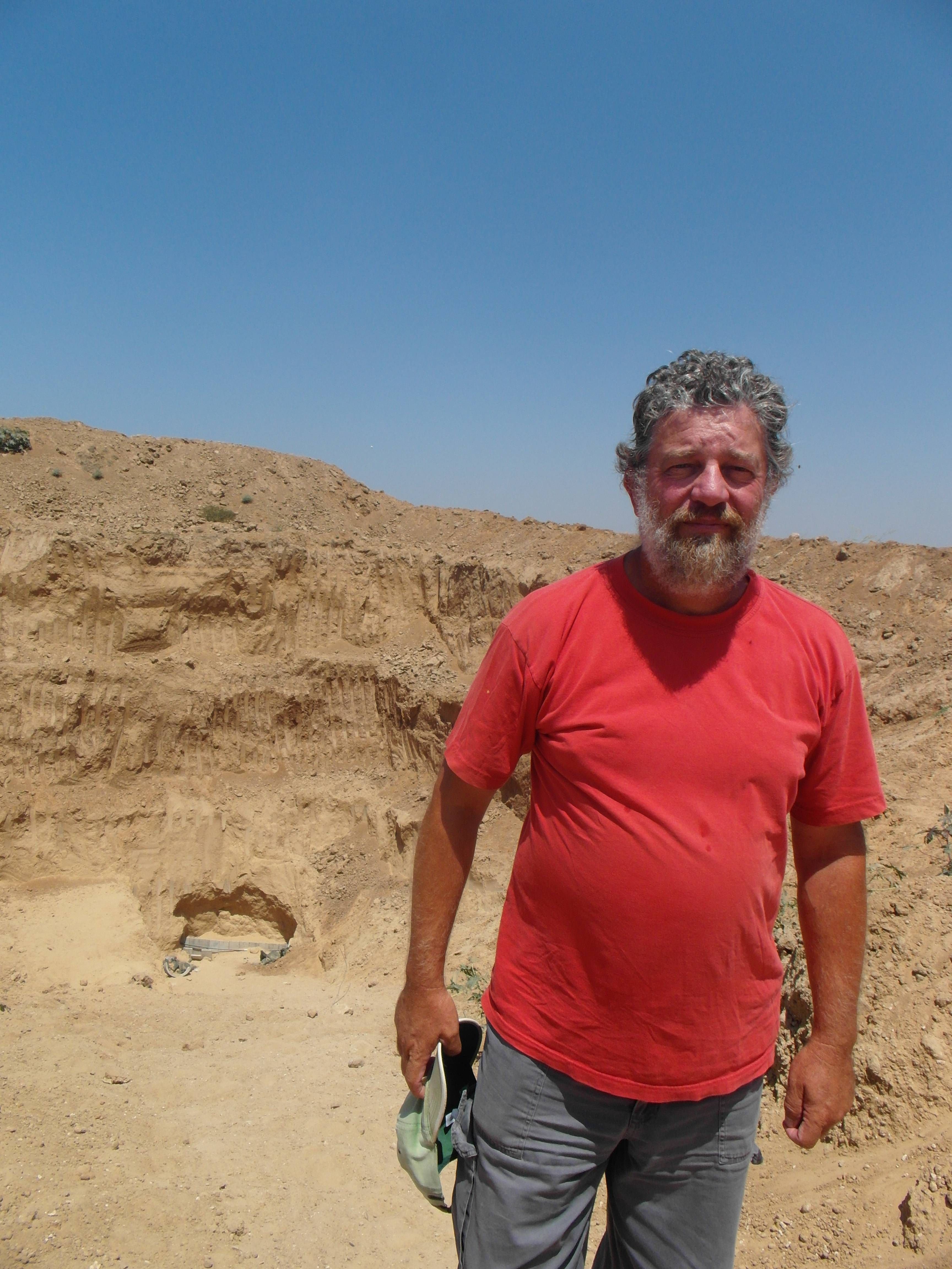 Pablo Lefler, en los campos de su kibutz. De fondo, parte de la boca del túnel.