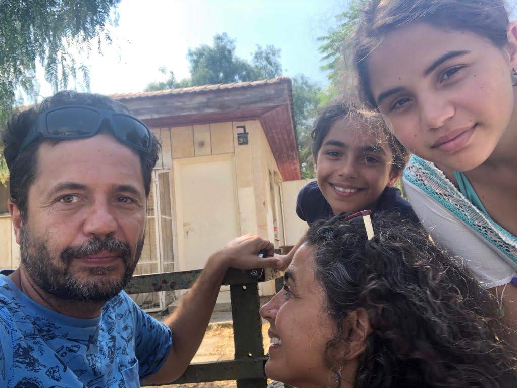 Daniel Drexler y su esposa Verónica con las dos hijas de ambos, Julia (la mayor) y Carmela, la chica. De fondo, la casa de Mevaseret Tzion donde los Drexler habían vivido muchos años antes