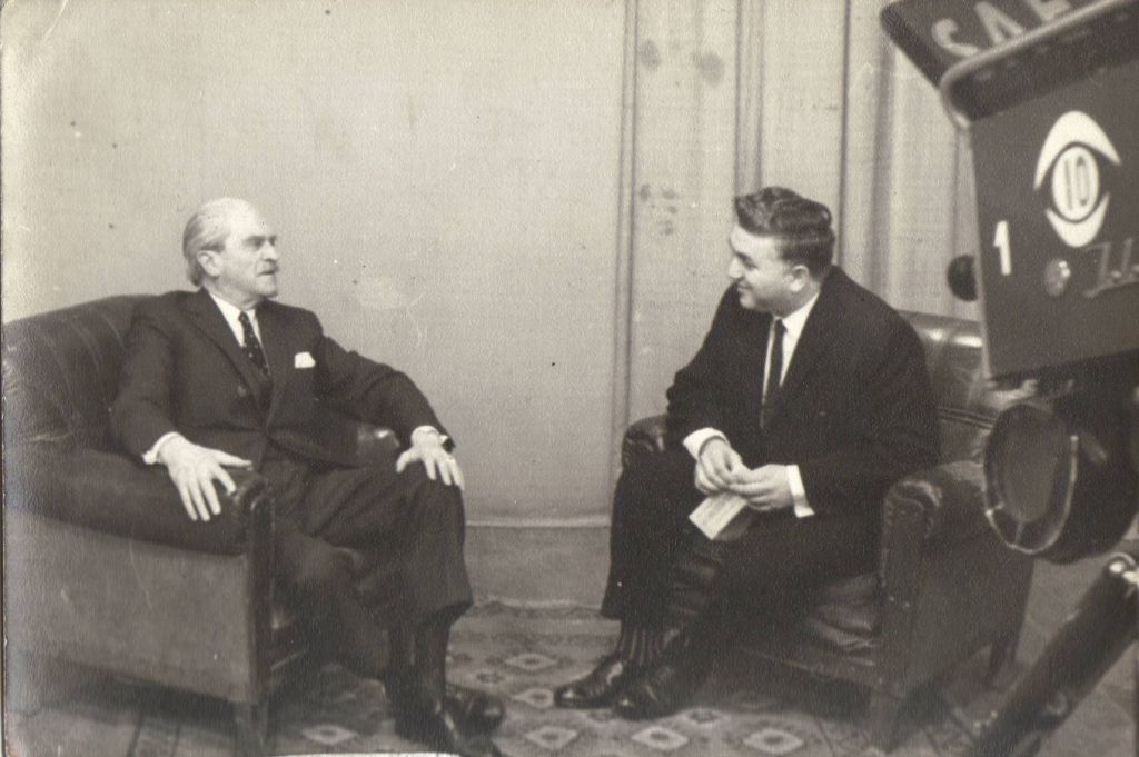 En la tv, con el poeta uruguayo Juan Zorrilla de San Martín En la tv, con el poeta uruguayo Juan Zorrilla de San Martín
