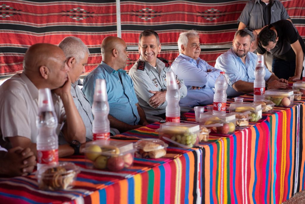 En la reunión con los beduinos