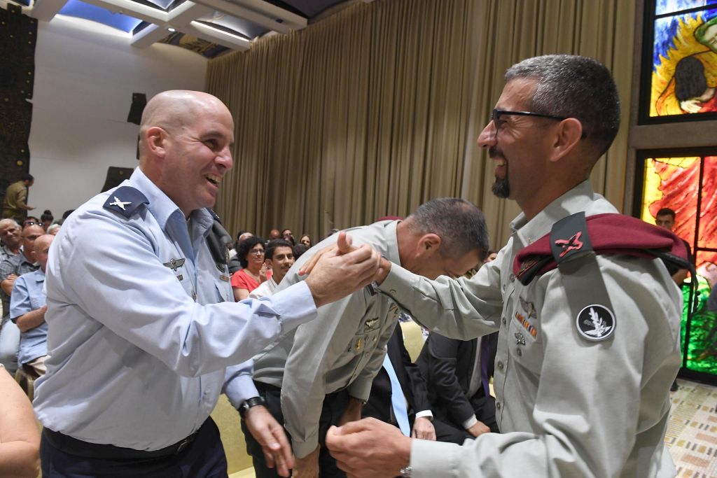 El saludo entre el Edecán saliente Boaz Hershkowitz y su sucesor Ala Abu Rukun