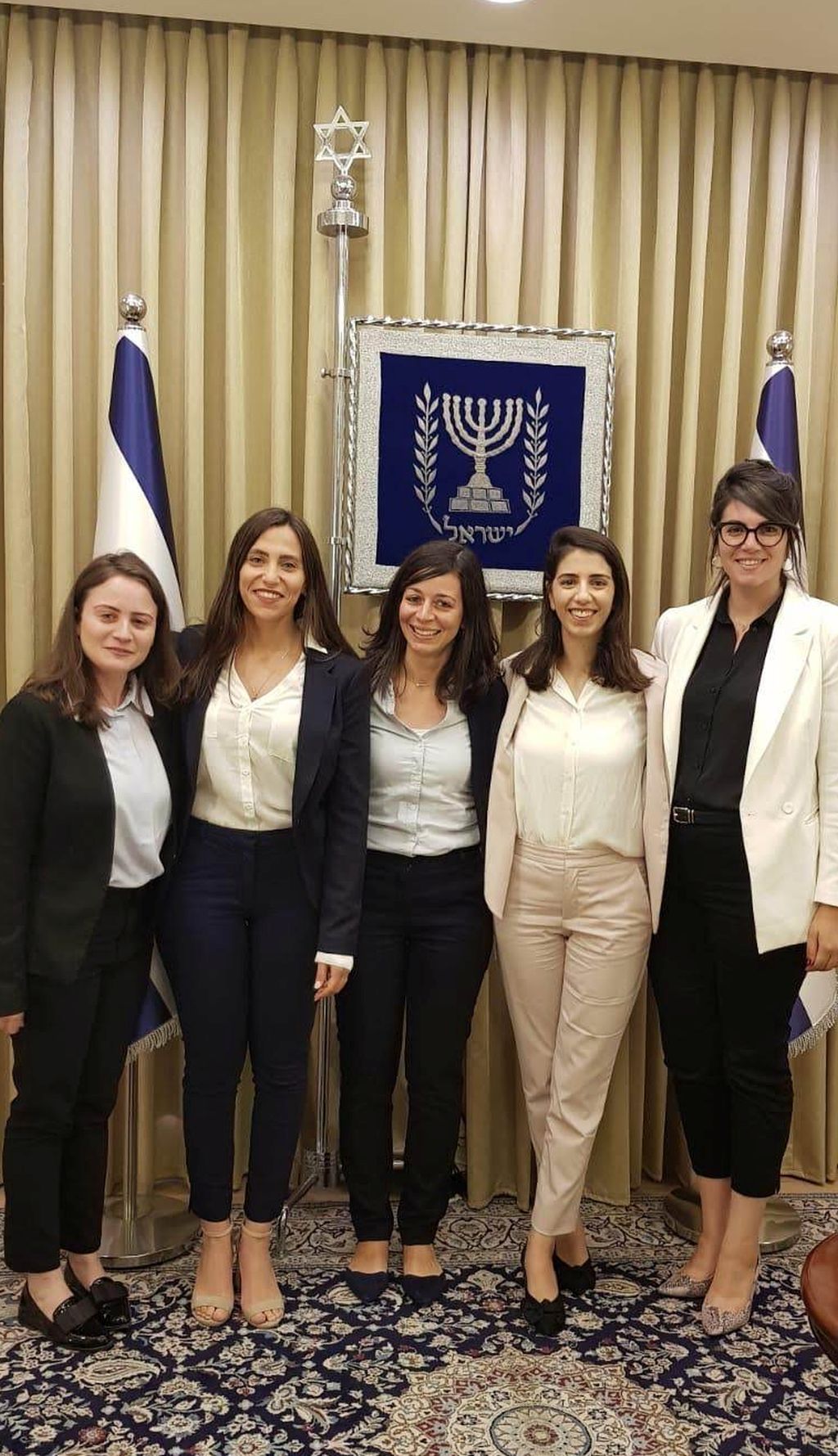 Orly, en el medio, con otras de las nuevas diplomáticas israelíes