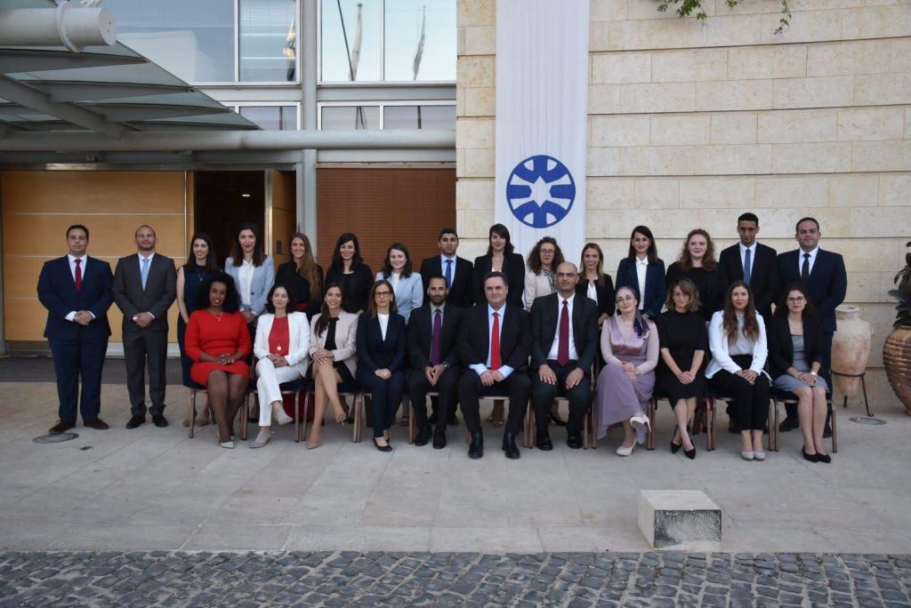 Todos los egresados del curso, con el Canciller Israel Katz