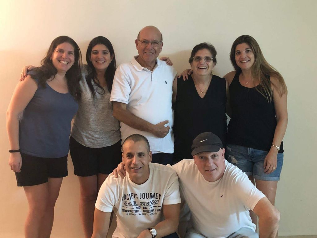 En familia: David y su esposa Susana, en el medio, bien rodeados. A la izquierda, Dinorah y ADriana y a la derecha, Patricia. Abajo, los dos yernos, Danny esposo de Patricia y José Luis, autor de esta nota