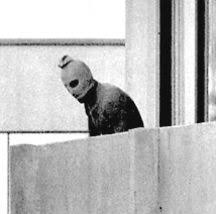 Uno de los terroristas de Setiembre Negro, en el balcón del pabellón israelí en el que tenían a los rehenes Uno de los terroristas de Setiembre Negro, en el balcón del pabellón israelí en el que tenían a los rehenes
