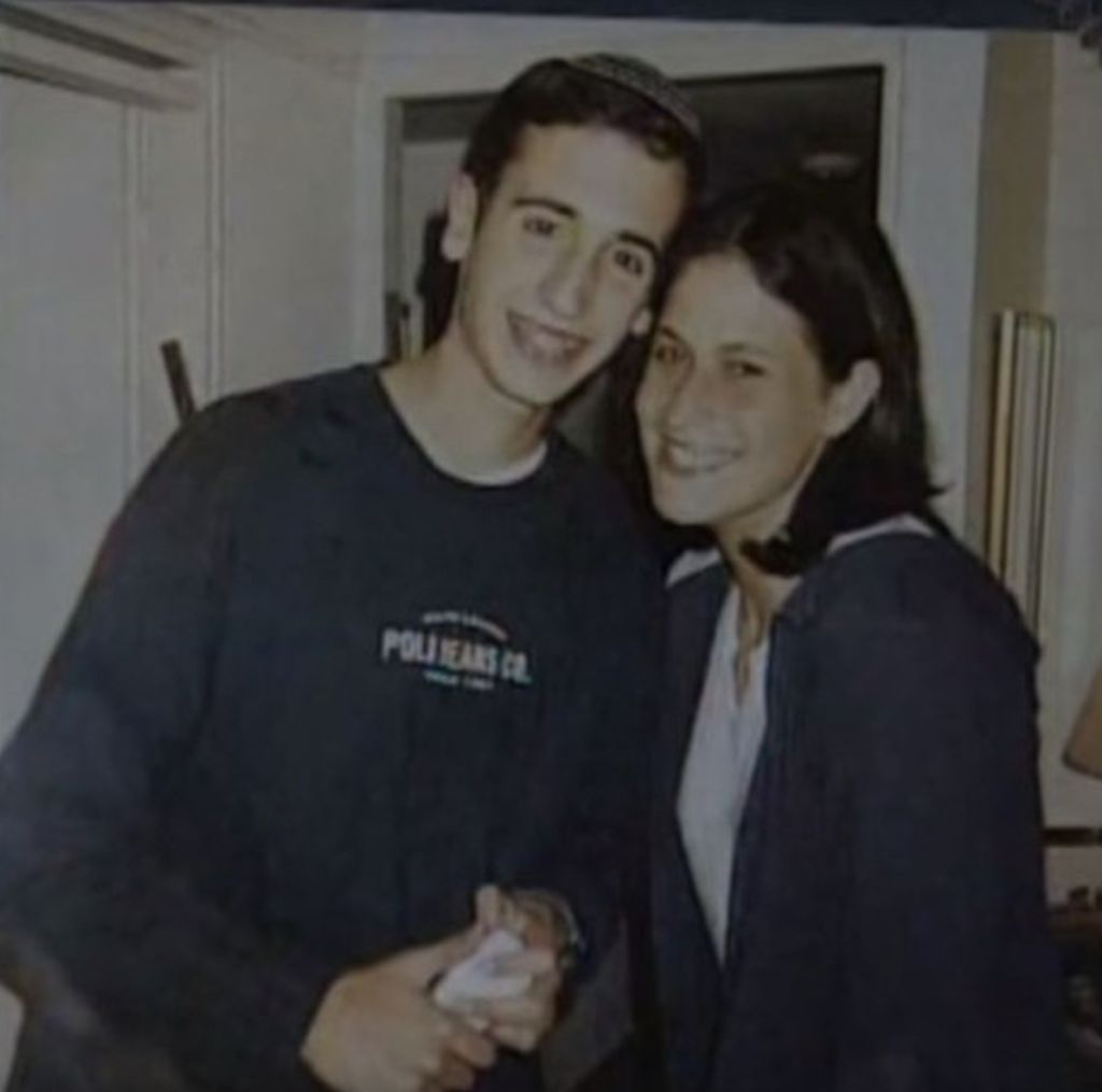 Nava y Janan. Él colocó el anillo en la tumba de Nava. Janan contrajo matrimonio 7 años después de la muerte de Nava y parte de la familia Applebaum asistió a su boda. Nava y Janan. Él colocó el anillo en la tumba de Nava. Janan contrajo matrimonio 7 años después de la muerte de Nava y parte de la familia Applebaum asistió a su boda.