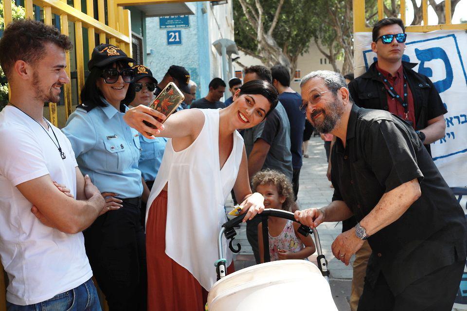 Una selfie electoral. Foto: cuenta de Twitter de Ehud Barak