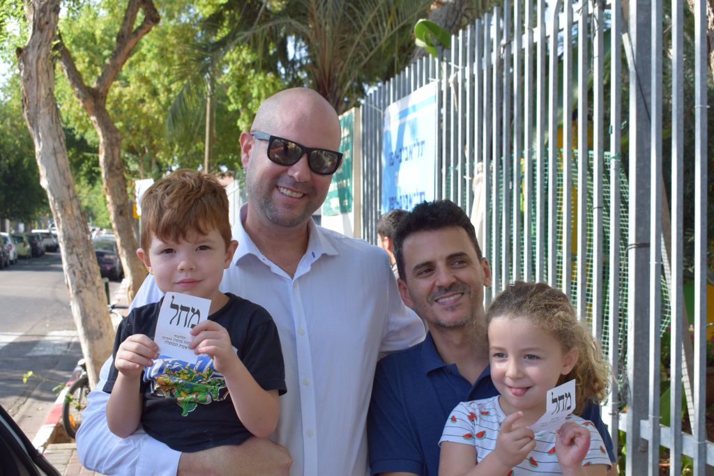 Amir Ohana con su pareja y los hijos (Twitter del ministro) Amir Ohana con su pareja y los hijos (Twitter del ministro)