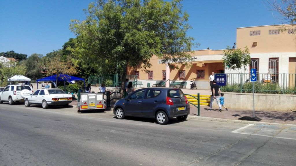 También Adam, bien vestido con su camiseta Celeste, salió al centro de votación a acompañar a su tío a cumplir con su obligación ciudadana