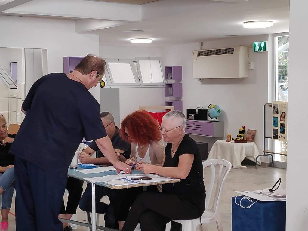 Mauricio Kruchik, en Raanana, en el trámite para votar Mauricio Kruchik, en Raanana, en el trámite para votar