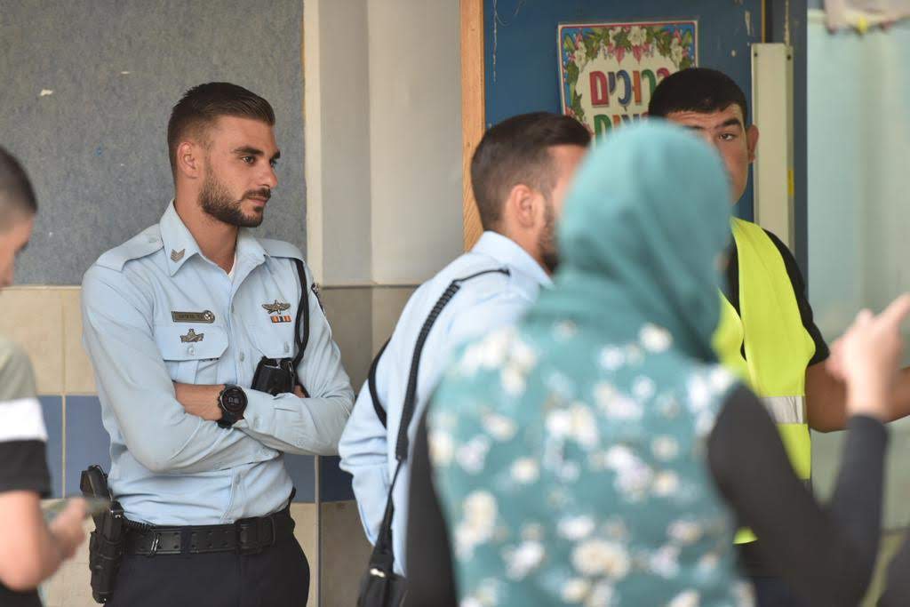 Yendo a votar, en todo el país. También en las localidades árabes. La presencia policial se hizo sentir en todo Israel, para garantizar que no haya fraude ni intento de alterar la jornada electoral. (Foto: Policía de Israel) Yendo a votar, en todo el país. También en las localidades árabes. La presencia policial se hizo sentir en todo Israel, para garantizar que no haya fraude ni intento de alterar la jornada electoral. (Foto: Policía de Israel)