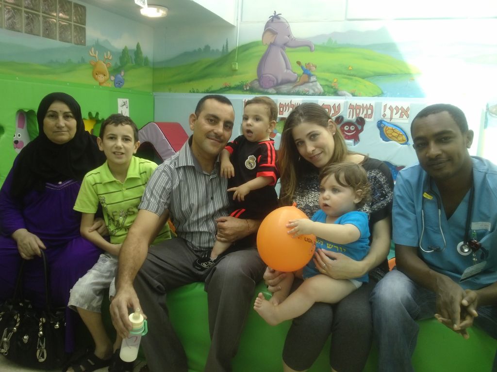 A la izquierda, una mamá kurda con su hijo, en el hospital Wolfson. Aquí, junto a un padre yazidí de Irak con su hijo Wisam, una mamá israelí con su bebé  y un médico de Etiopía que se estaba especializando como Cirujano cardíaco en el Wolfson.