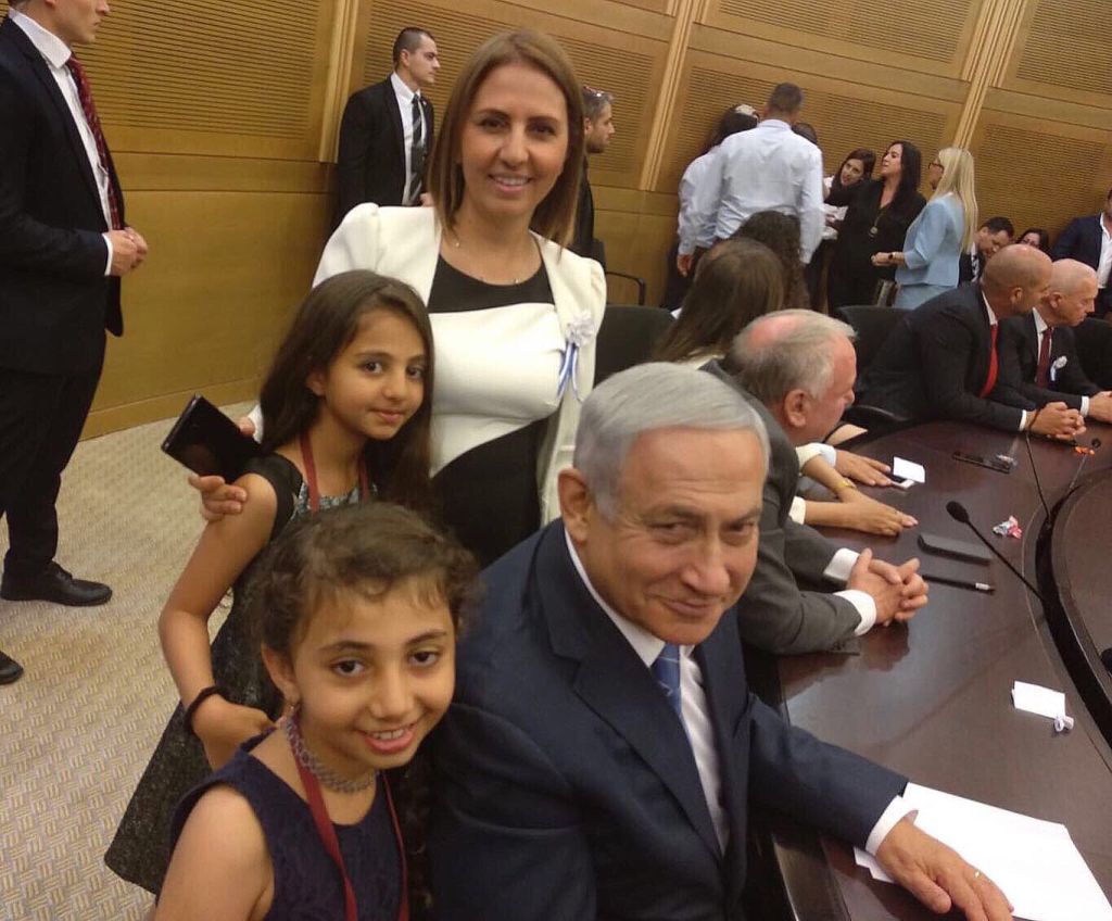 Con sus hiijas y el Primer Ministro Netanyahu