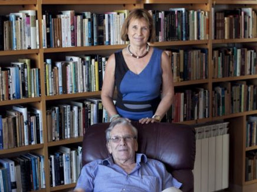 Con su padre, el escritor Amos Oz (z"l) (Foto: Loukou D´Aki)