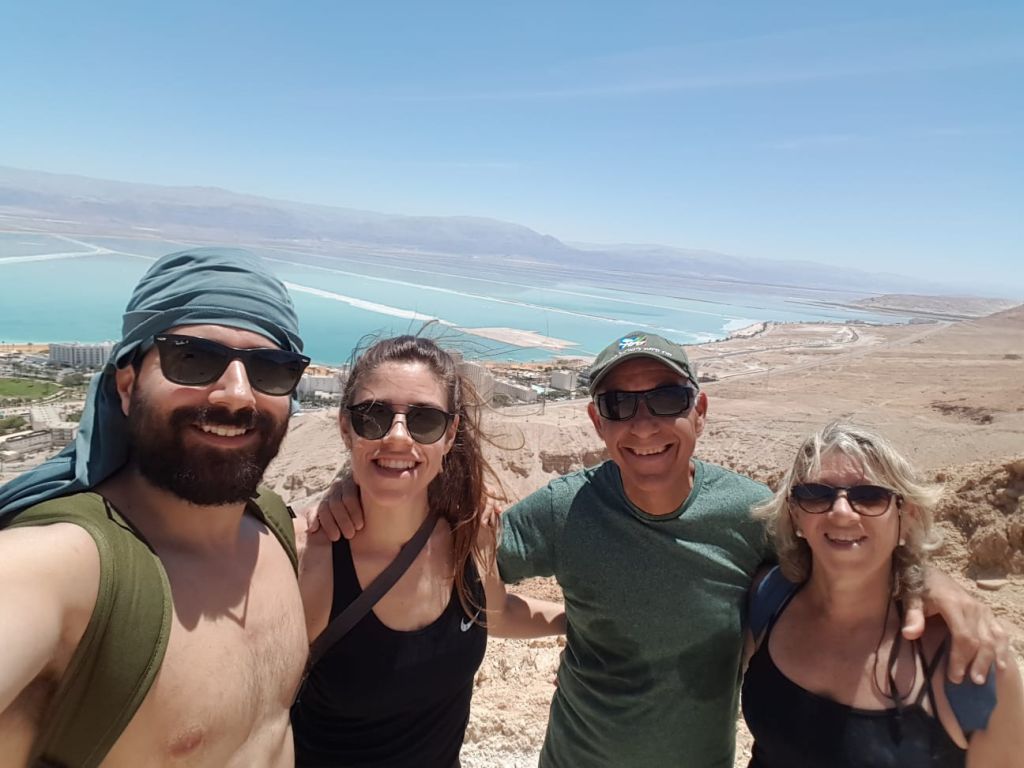 En familia. En un paseo por el Mar Muerto, Eliana con su esposo Ruben, su hija menor Ekiana con su esposo Baruj