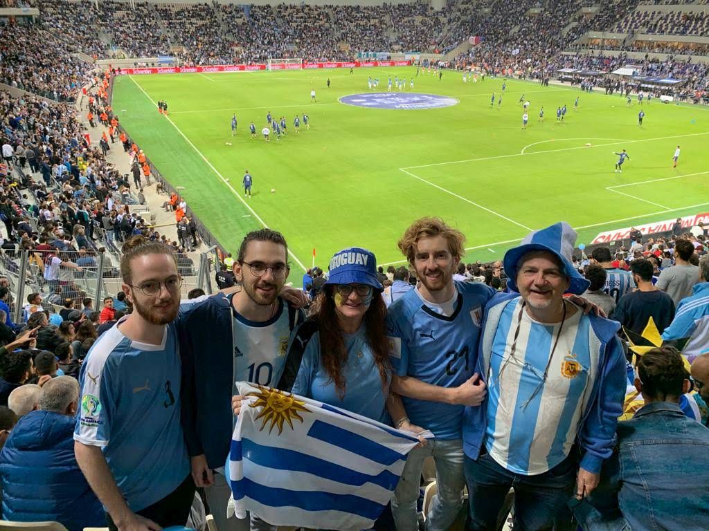 La uruguaya Milka Cohen y su esposo argentino Jorge Sirosky de Santa Fe, con sus tres hijos, con la hinchada uruguaya