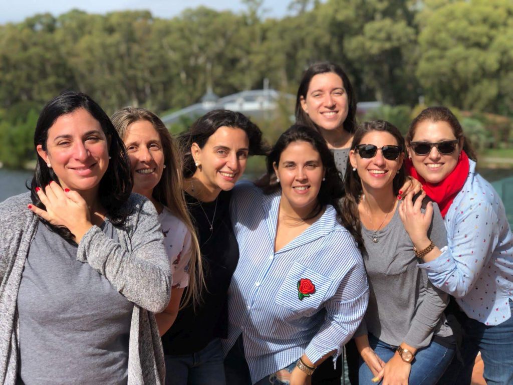 Todas juntas: Nathy Macadar, Rosina Singer, Debbie Durlacher, Noe Geppert, Patty Albojer, Pato Rajchnudel y Gaby Fleiss (z”l) Todas juntas: Nathy Macadar, Rosina Singer, Debbie Durlacher, Noe Geppert, Patty Albojer, Pato Rajchnudel y Gaby Fleiss (z”l)