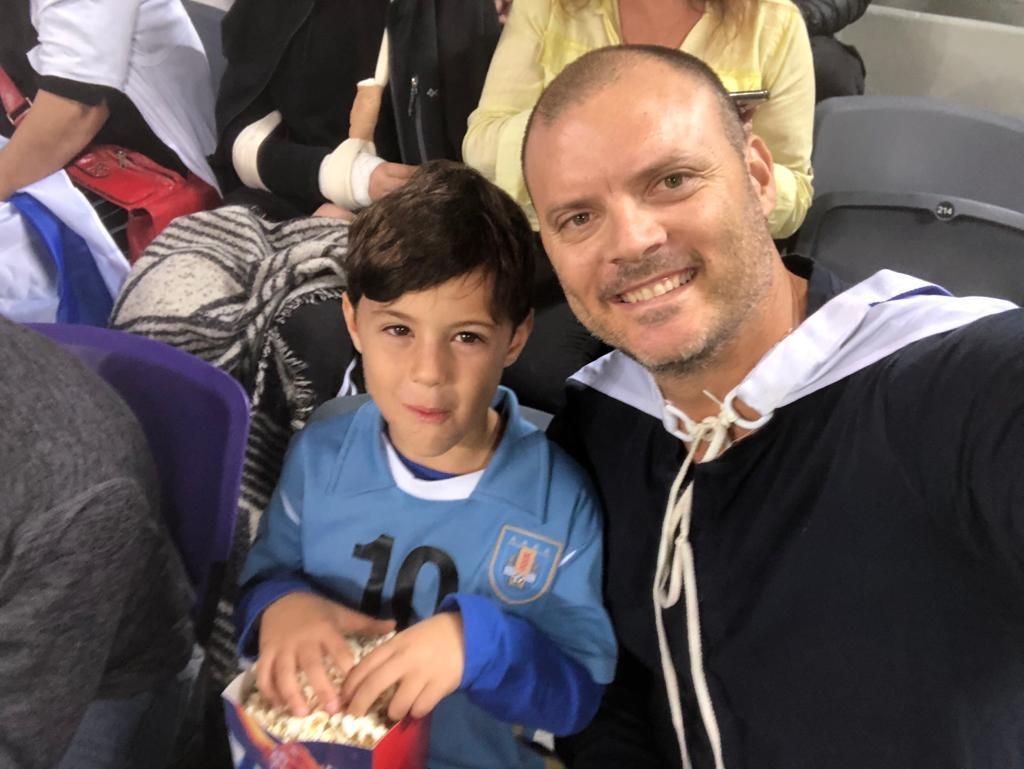 Itay y Yair en el estadio