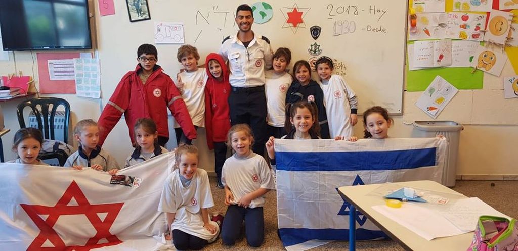 Aprovechando su pasado como voluntario en Magen David Adom, Elroi hizo una actividad especial para los niños en Yavne sobre primeros auxilios