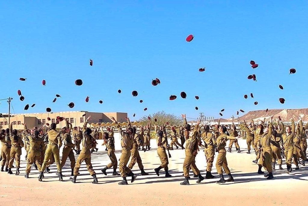 Cumpliendo con una tradición israelí. Al terminar el entrenamiento básico, las boinas vuelan al aire en señal de celebración,