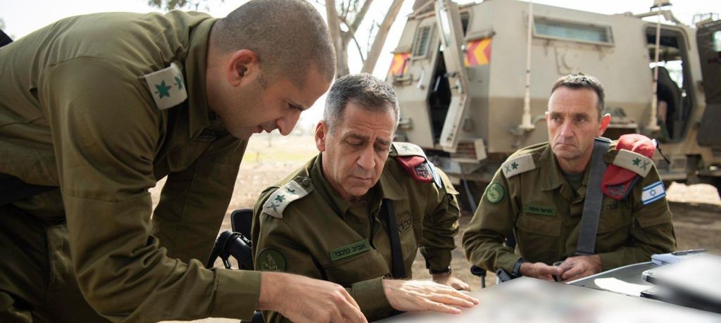 Kohavi cerca de la frontera con Gaza, junto al General Hertzi Halevi, jefe del Comando sur