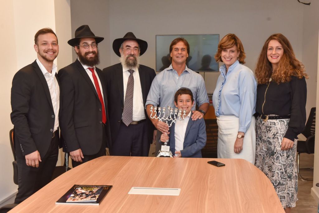 De izquierda a derecha: Ian Bruck, Mendy Shemtov, Eliezer Shemtov, el Presidente electo Luis Lacalle Pou con Shneur, Roji y Musya 