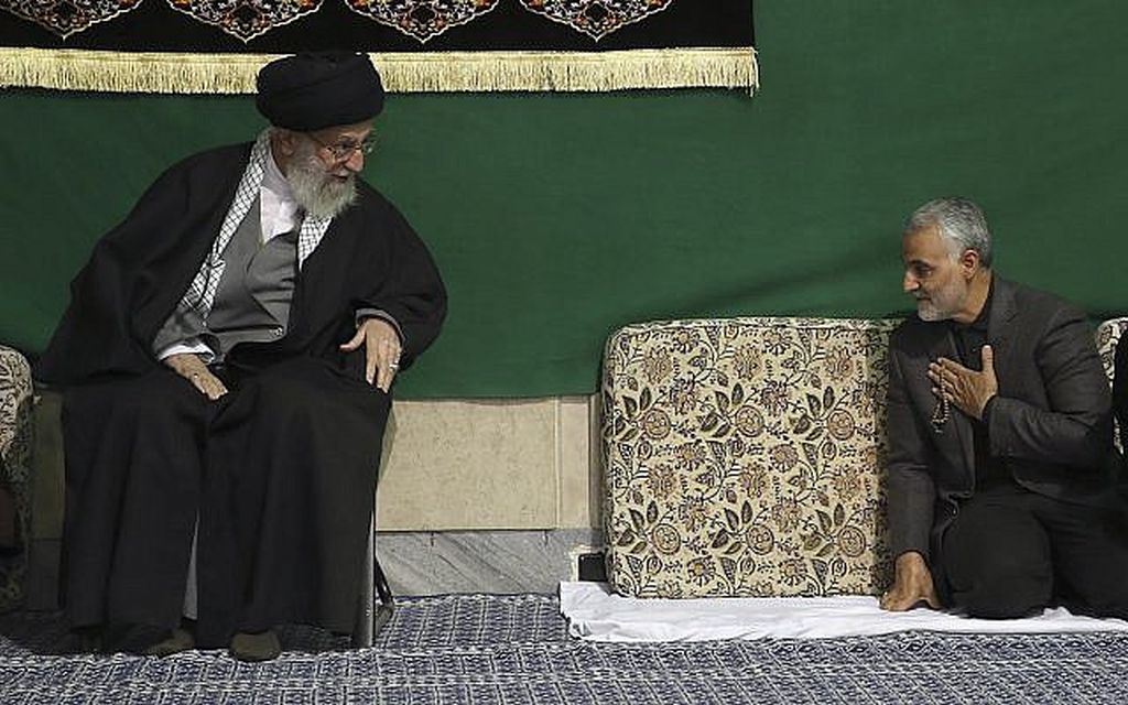 Una imagen del 2015, de Soleimani junto al líder supremo Ali Khamenai (Foto: Oficina del Presidente de Irán, via AP) Una imagen del 2015, de Soleimani junto al líder supremo Ali Khamenai (Foto: Oficina del Presidente de Irán, via AP)