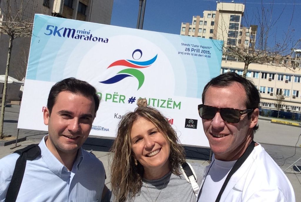 Leke, Dinah y Daniel en Pristina, 2015 Leke, Dinah y Daniel en Pristina, 2015
