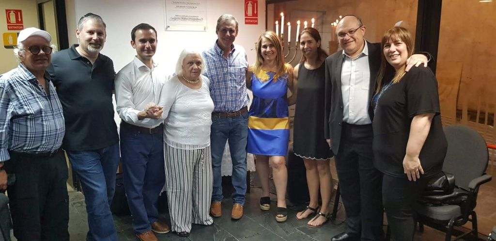 De izquierda a derecha: Eddy Konforti (primo hermano de Ivetta- su padre Telo también vivió en la casa escondite de los Rezniqi), Marcel Konforti (hijo de Ivetta, hermano de Dinah), Leke Rezniqi, Ivetta Konforti, Daniel (Coco) Fraenkel, Dinah Spitalnik, Carolina (esposa de Marcel, cuñada de Dinah), Daniel y Paula Dolinsky. De izquierda a derecha: Eddy Konforti (primo hermano de Ivetta- su padre Telo también vivió en la casa escondite de los Rezniqi), Marcel Konforti (hijo de Ivetta, hermano de Dinah), Leke Rezniqi, Ivetta Konforti, Daniel (Coco) Fraenkel, Dinah Spitalnik, Carolina (esposa de Marcel, cuñada de Dinah), Daniel y Paula Dolinsky.