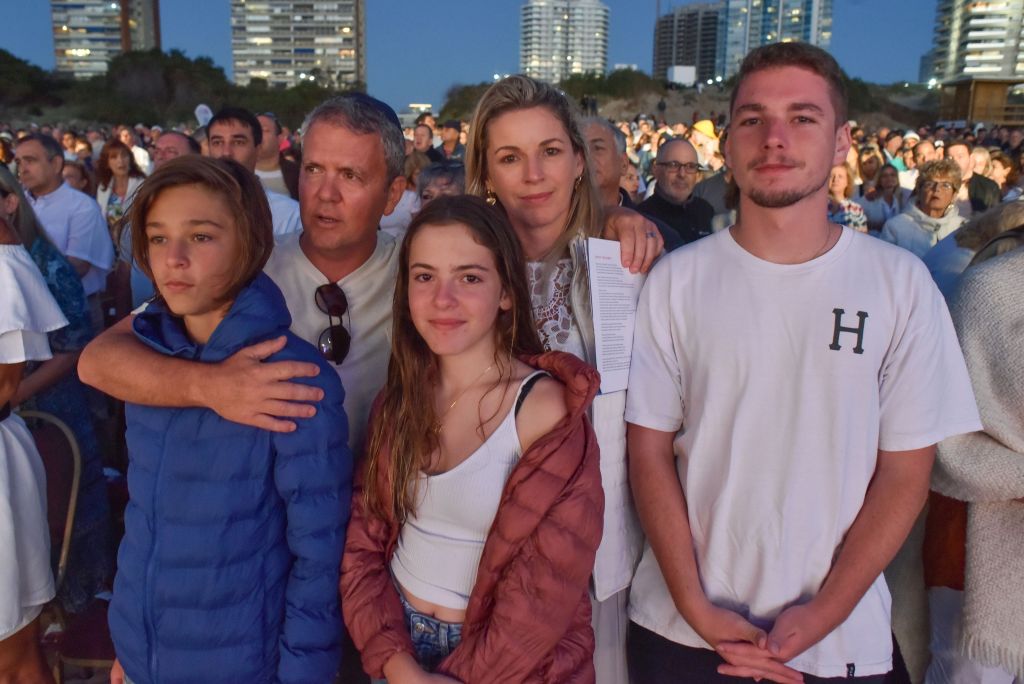 El Presidente de CIPEMU Rolando Rozenblum y su esposa Raquel con sus tres hijos: Bernardo, Aline y Luciano