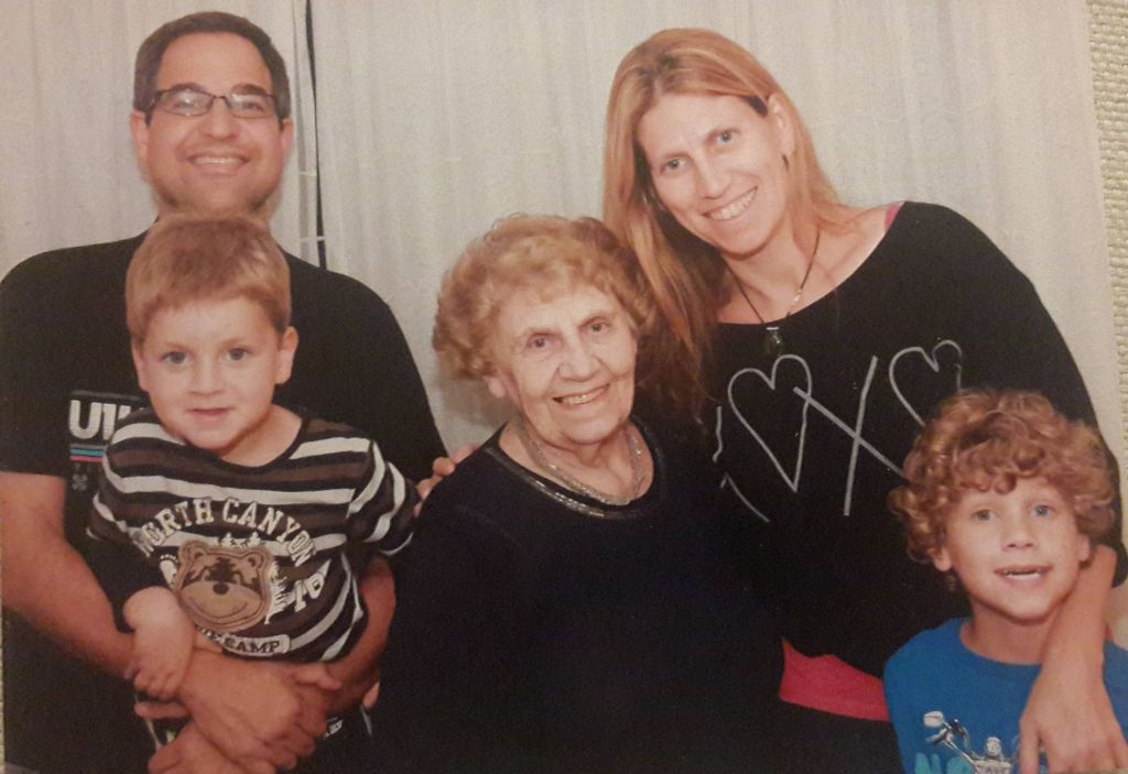 Basia Taube con parte de su familia Basia Taube con parte de su familia