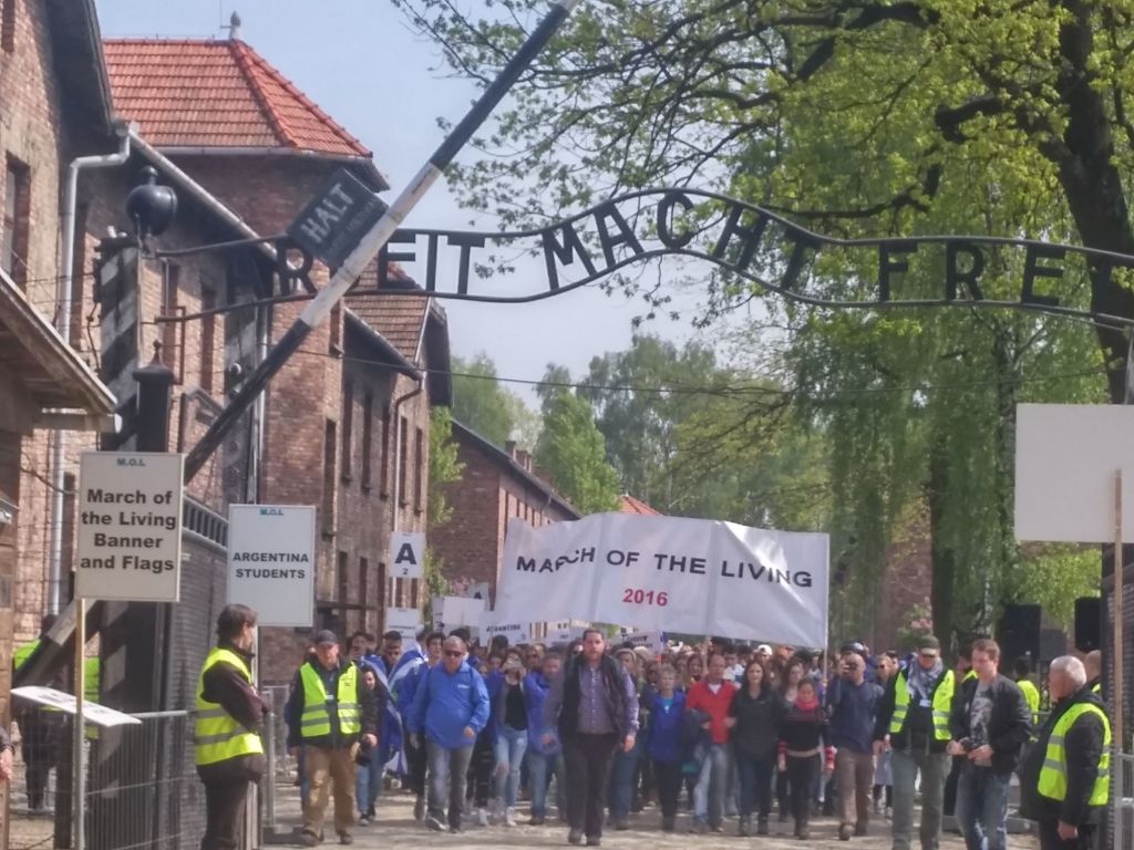 Esta foto del infame cartel la tomamos en la Marcha por la Vida 2016