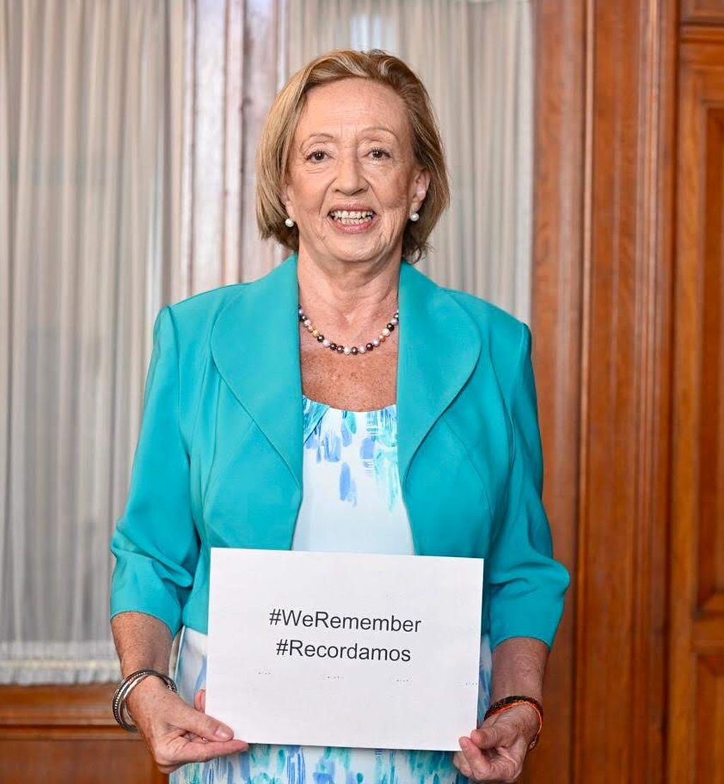 La Ministra de Educación y Cultura Dra. Julia María Muñoz La Ministra de Educación y Cultura Dra. Julia María Muñoz