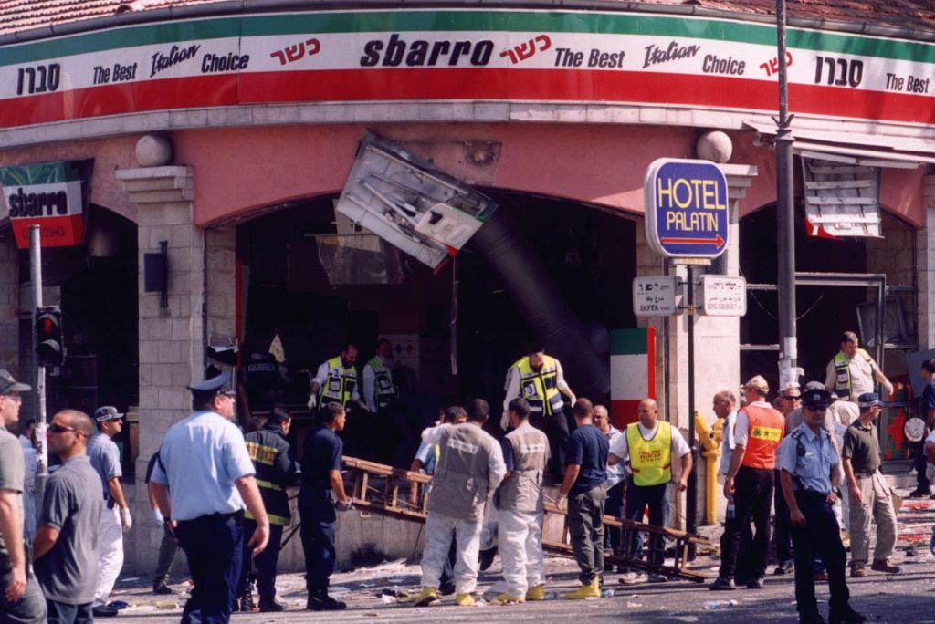 Así quedó la parte exterior de la pizzeria Sbarro de Jerusalem (Foto: Ariel Jerozolimski)