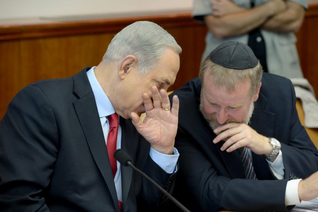 Netanyahu y Mandelblit en una sesión del gobierno (Foto: Amos Ben Gershom, GPO)