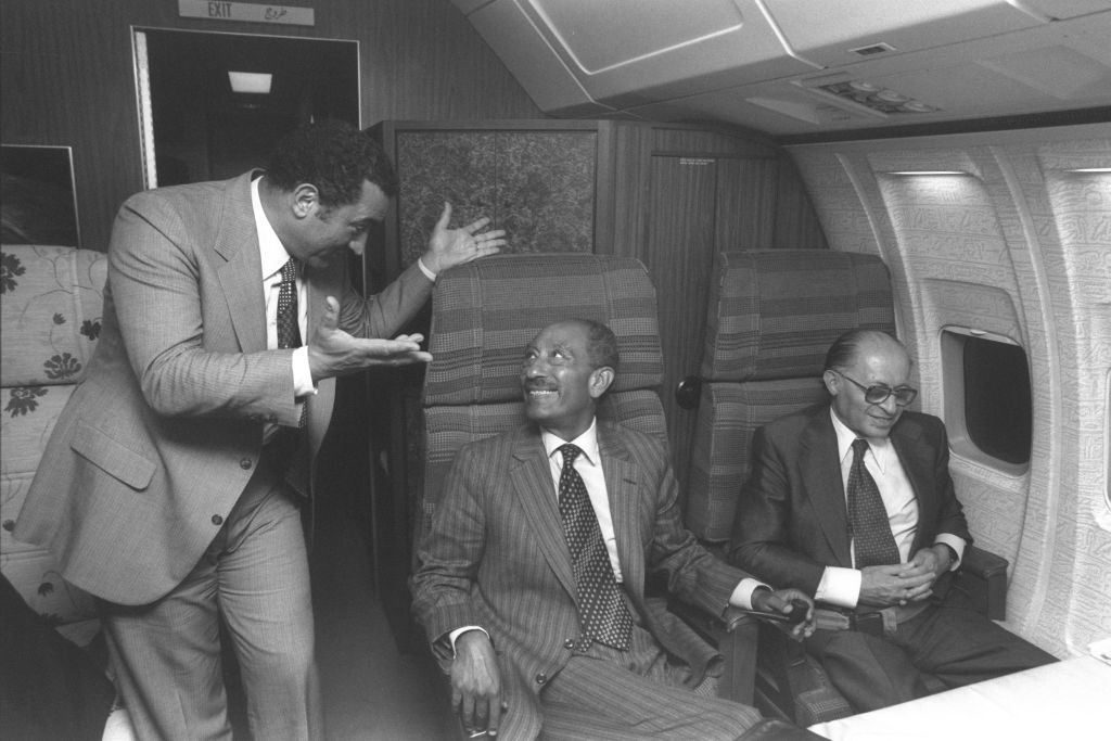 En vuelo, juntos: el Premier israelí Begin, el Vicepresidente Mubarak, el Canciller israelí Moshe Dayan y el Premier egipco Mandukh Salem, medio año después del histórico viaje de Sadat a Jerusalem, mucho antes de suscribirse el acuerdo de paz. (Foto: Yaakov Saar, GPO) En vuelo, juntos: el Premier israelí Begin, el Vicepresidente Mubarak, el Canciller israelí Moshe Dayan y el Premier egipco Mandukh Salem, medio año después del histórico viaje de Sadat a Jerusalem, mucho antes de suscribirse el acuerdo de paz. (Foto: Yaakov Saar, GPO)