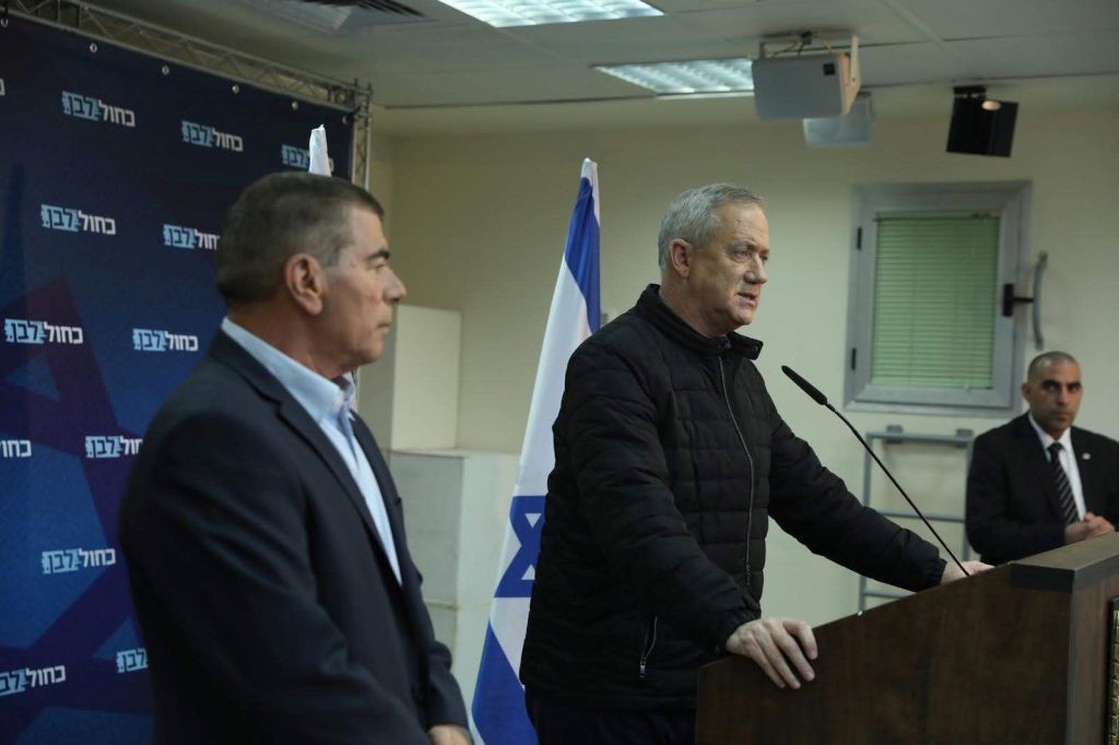 Gantz junto al micrófono. A su lado, Gabi Ashkenazi (Foto: El´ad Malka) Gantz junto al micrófono. A su lado, Gabi Ashkenazi (Foto: El´ad Malka)