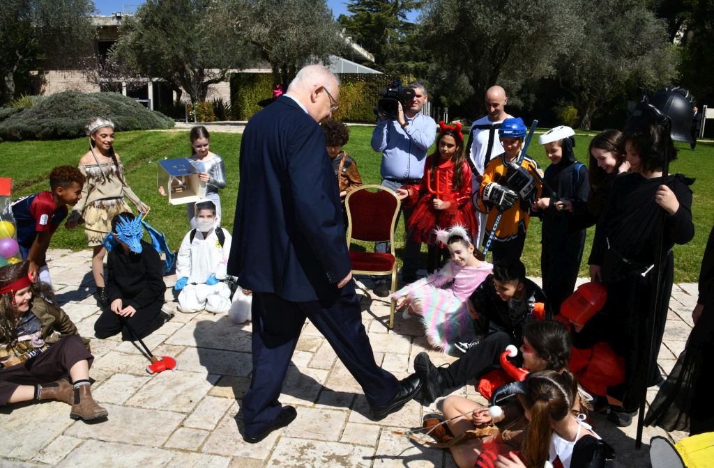 Rivlin y el saludo con el pid (Foto-: Haim Zach, GPO)