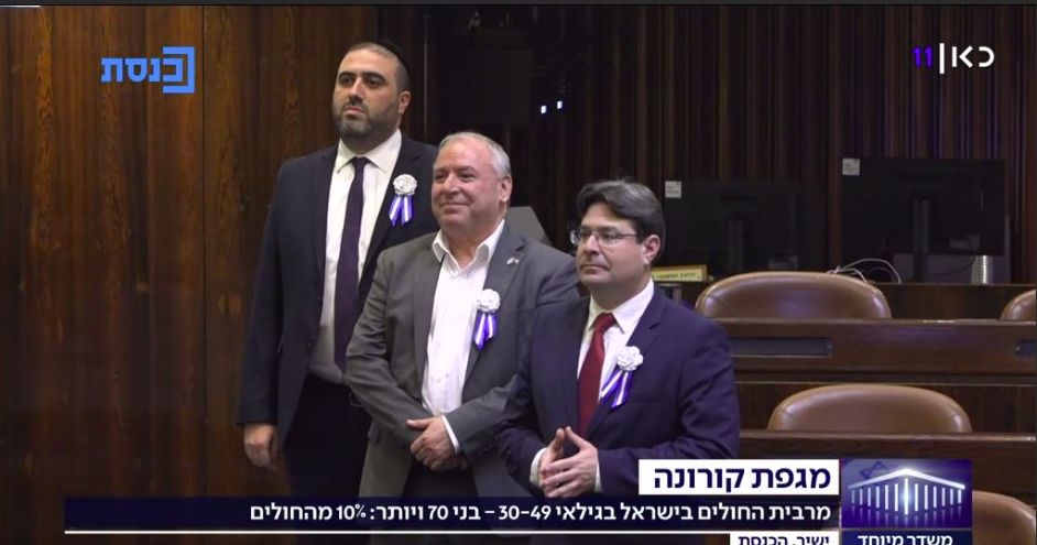 Tres de los diputados, entre ellos dos ministros, jurando Tres de los diputados, entre ellos dos ministros, jurando