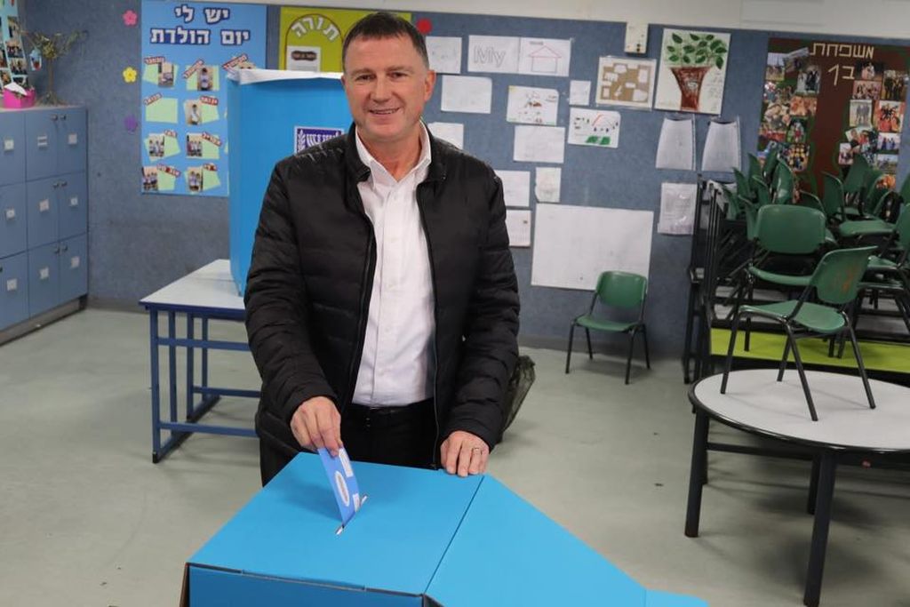 El Presidente de la Kneset Yuli Edelstein, el 2 de marzo, votando en las elecciones generales