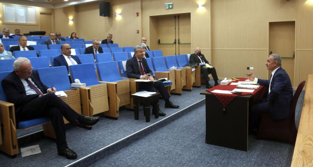 Con distancia entre los participantes se llevó a cabo este lunes 30 de marzo la reunión del gabinet palestino. Al frente, el Primer Ministro Mohammad Shtayyeh