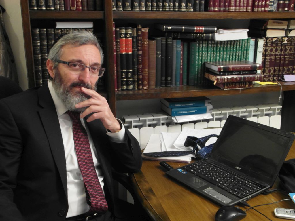 En su escritorio. Dov Halbertal sí usa email, pero no es lo más común en el público haredi En su escritorio. Dov Halbertal sí usa email, pero no es lo más común en el público haredi
