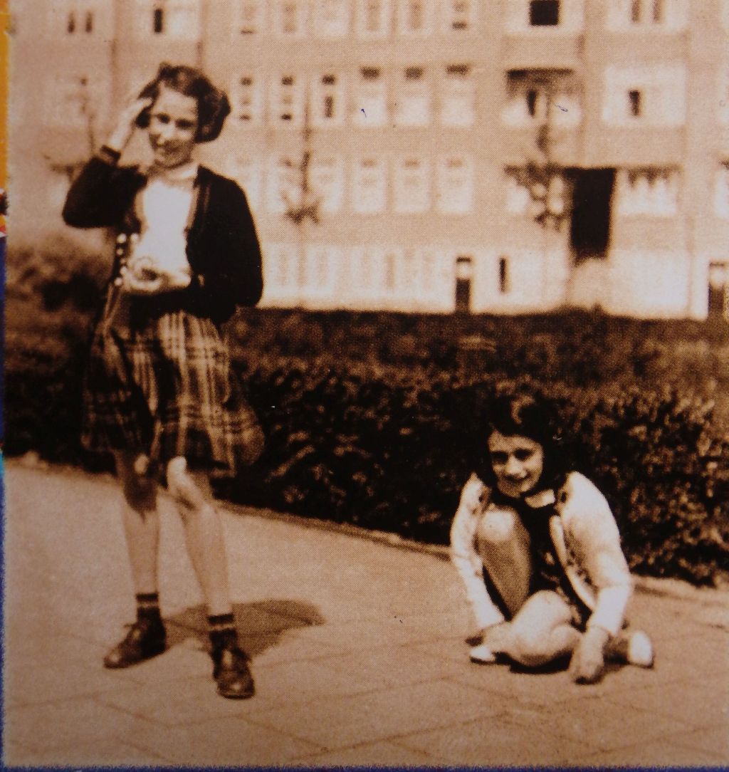 Ana Frank jugando con Hanna, en Amsterdam Ana Frank jugando con Hanna, en Amsterdam