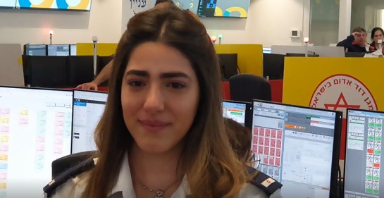 Yasmin Mazzawi, israelí, árabe, cristiana, voluntaria en Magen David Adom, orgullosa de prender una antorcha en Iom Haatzmaut