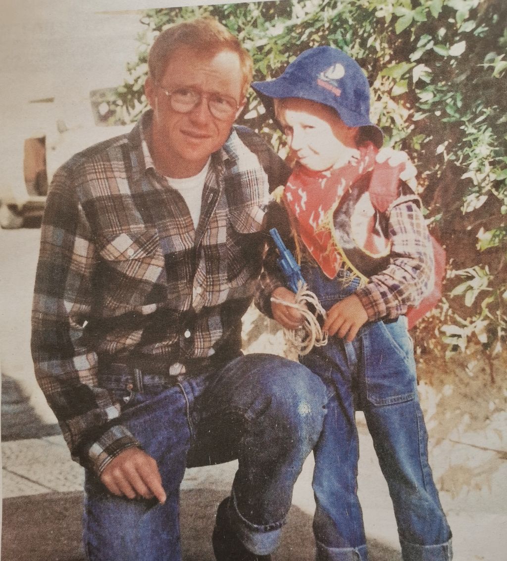 David Grossman y su hijo Uri (z"l) de niño. Foto reproducida en Yediot Aharonot.