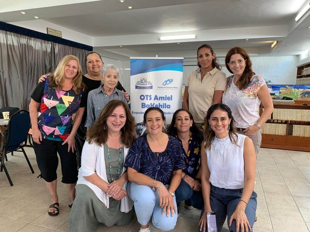 Un grupo de mujeres de la comunidad de Cancún tras la actividad sobre La mujer en Israel, con la disertante Jana Beris
